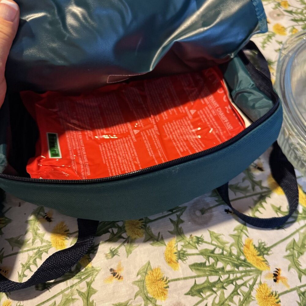 PYREX Portables Hot  Cold Food Carrier Set / Sculptured 2-Qt Glass Casserole Dis - Picture 3 of 9